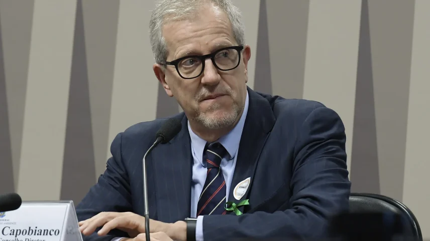 Capobianco fala em desenvolvimento, mas licenças travadas e obras paralisadas revelam soberania e progresso apenas “em termos”. (Foto: Waldemir Barreto/Agência Senado)