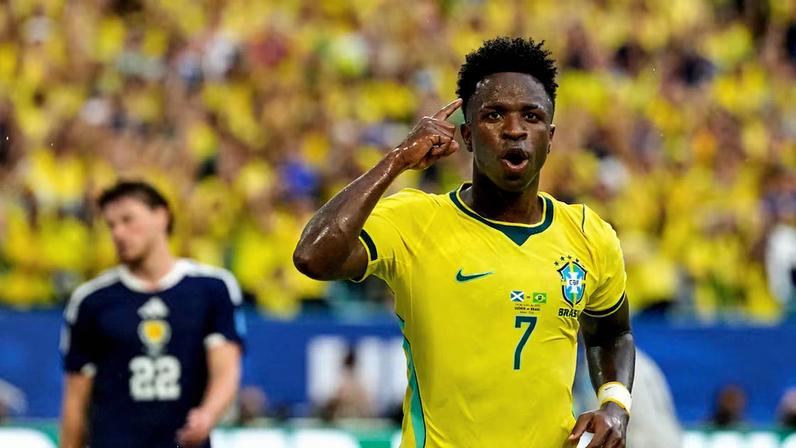 Vinícius Júnior marcou dois gols na vitória de 3 a 0 do Brasil sobre a Escócia e atingiu marca histórica de lendas da seleção.