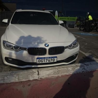 Dupla é presa com armas e drogas em carro de luxo em João Pessoa
