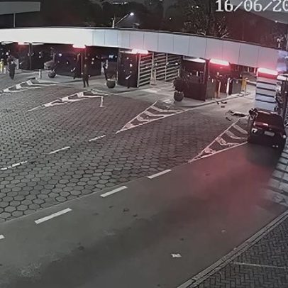Mulher morre após colisão de carro com muro de condomínio em Alphaville