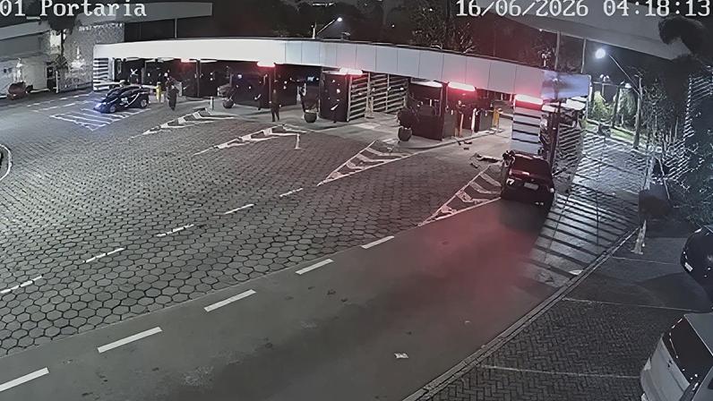 Vítima ficou presa nas ferragens do automóvel.