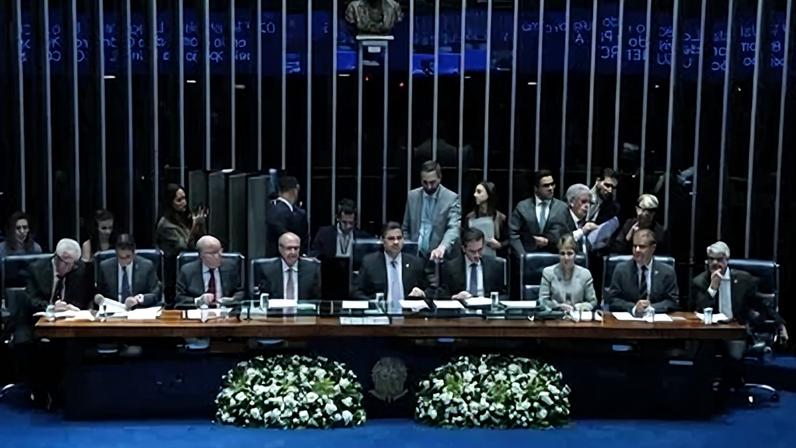 Da esquerda para a direita: o deputado Arlindo Chinaglia; o deputado Marcos Pereira; o chanceler Mauro Vieira; o vice-presidente Geraldo Alckmin; o presidente do Congresso, Davi Alcolumbre; o presidente da Câmara, Hugo Motta; a senadora Tereza Cristina; o senador Nelsinho Trad; e o senador Humberto Costa