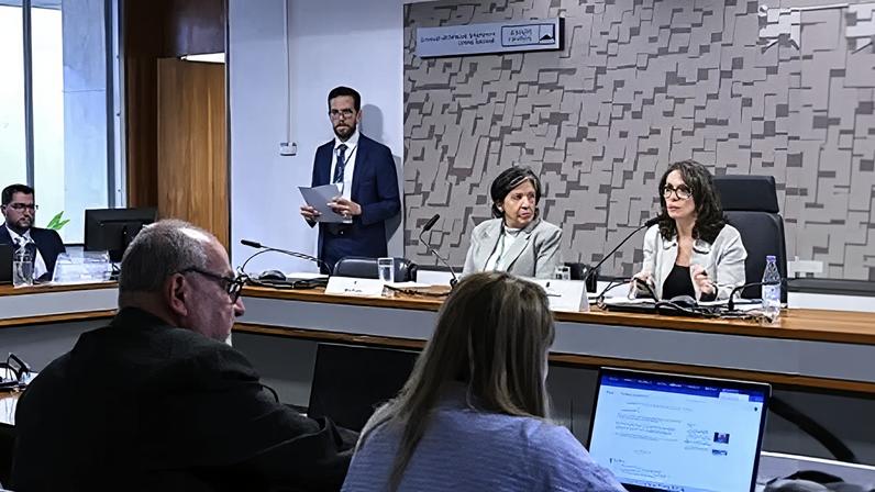 Integrantes do Conselho de Comunicação do Congresso reunidos nesta segunda-feira (1°)