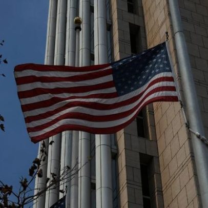 Wall Street encerra em leve alta com foco em IA e Oriente Médio