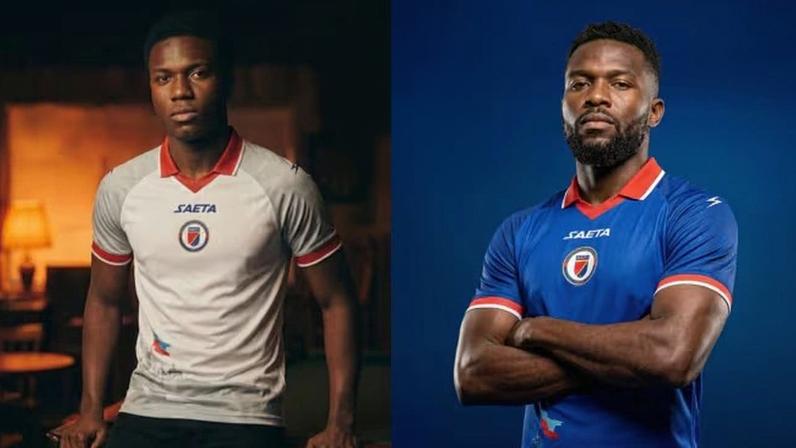 Uniformes usados pelo Haiti neste Mundial, produzido pela Saeta, fornecedora de material esportiva dos EUA; detalhes na parte inferior da camisa fazem referência a bandeira do país caribenho
