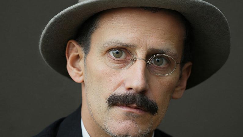 James Joyce em 1915. Foto: Alex Ehrenzweig/Domínio Público