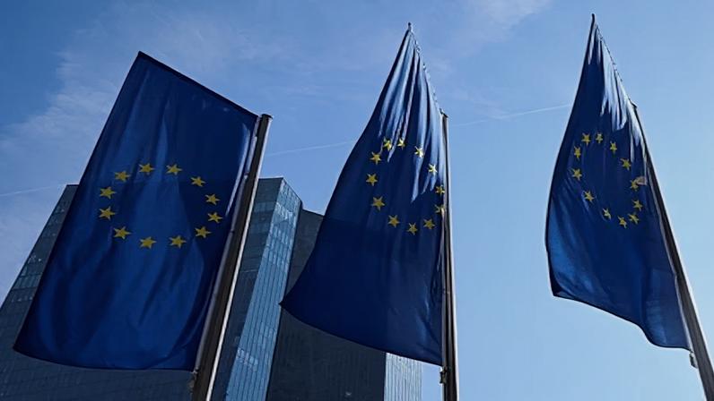 Bandeiras da União Europeia na sede do Banco Central Europeu em Frankfurt, Alemanha 19 de março de 2026. REUTERS/Jana Rodenbusch/Foto de arquivo