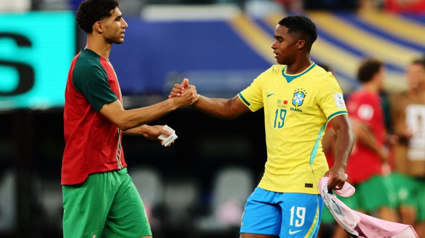 Endrick cumprimenta o marroquino Hakimi, depois do jogo entre Brasil e Marrocos, em que ele ficou no banco