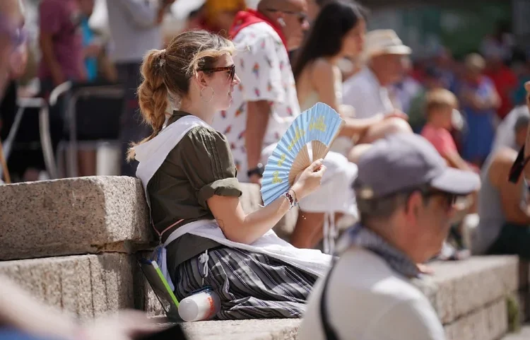 Muitos prédios escolares franceses não foram projetados para enfrentar episódios de calor intenso como os observados nos últimos anos (Iñaki Berasaluce/Getty Images)