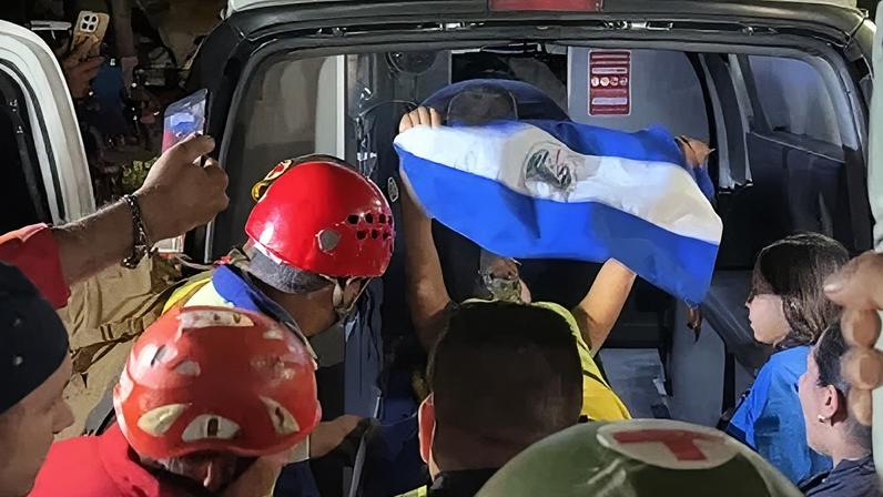 Camila Sofía, de 15 anos, é resgatada por equipe de El Salvador, após terremotos atingirem a Venezuela