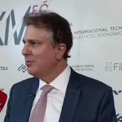 Camilo Santana afirma que a família Bolsonaro defende os EUA