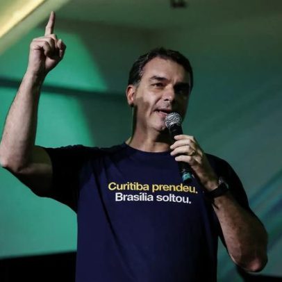 Camisetas com recados de Flávio Bolsonaro aparecem em viagens pelo Brasil