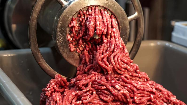 Açougueiros preferem carne moída fresca e como comprá-la