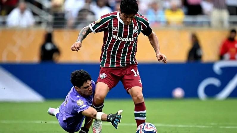 Germán Cano e Bono disputam bola cara a cara no segundo tempo de Fluminense e Al-Hilal (Foto: Paul ELLIS / AFP)