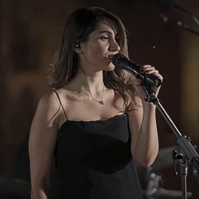 Cantora iraniana condenada a 74 chibatadas por cantar sem hijab