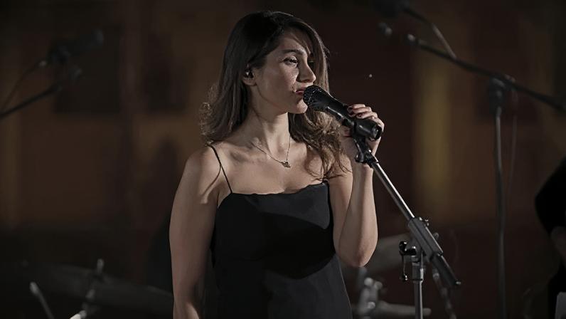 Cantora iraniana Parastoo Ahmadi se apresenta sem hijab