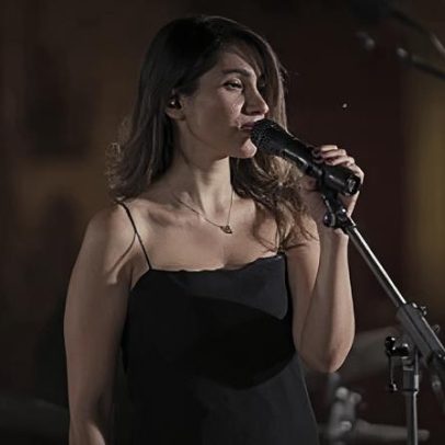 Cantora iraniana é condenada a 74 chibatadas, segundo ONG