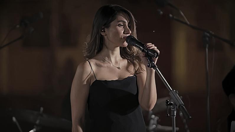 Cantora iraniana Parastoo Ahmadi se apresenta sem hijab