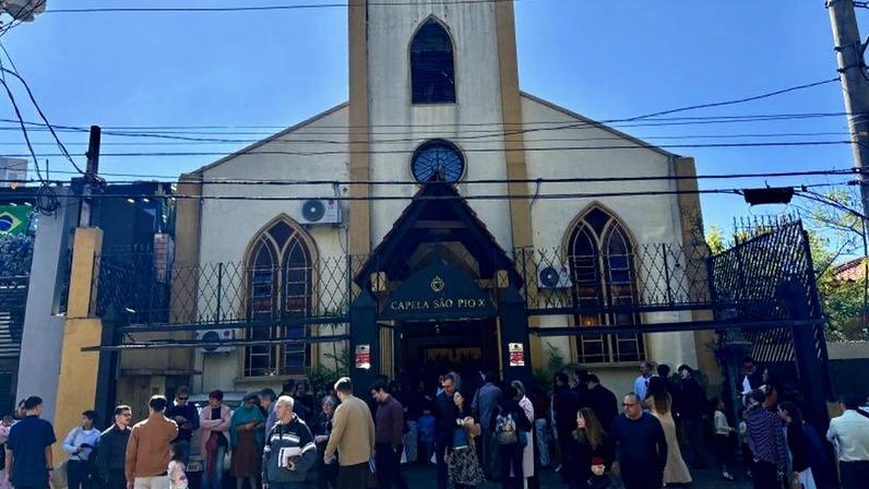 Igreja em disputa com Vaticano atrai fiéis em SP com missas em latim