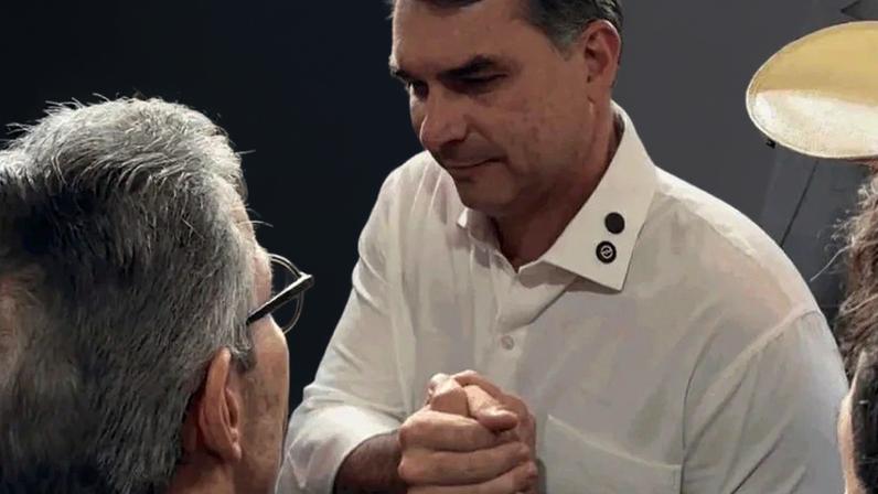 “Vamos tirar o PT do governo, vamos estar juntos”, declarou Flávio (à dir.) ao cumprimentar Zema