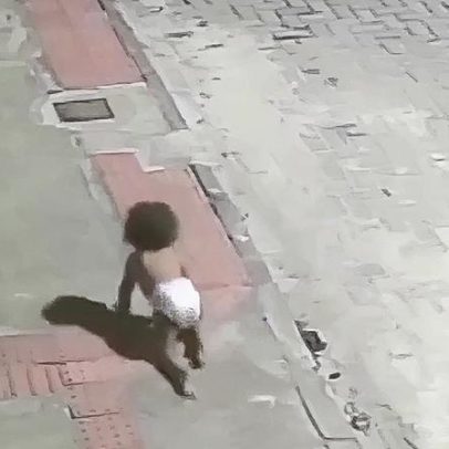 Motociclista encontra bebê engatinhando em rua no ES