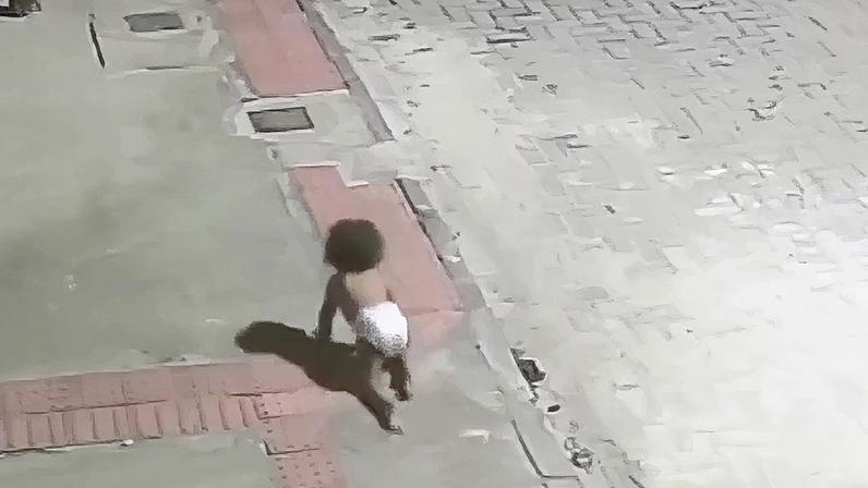 Motociclista encontra bebê engatinhando em rua no ES