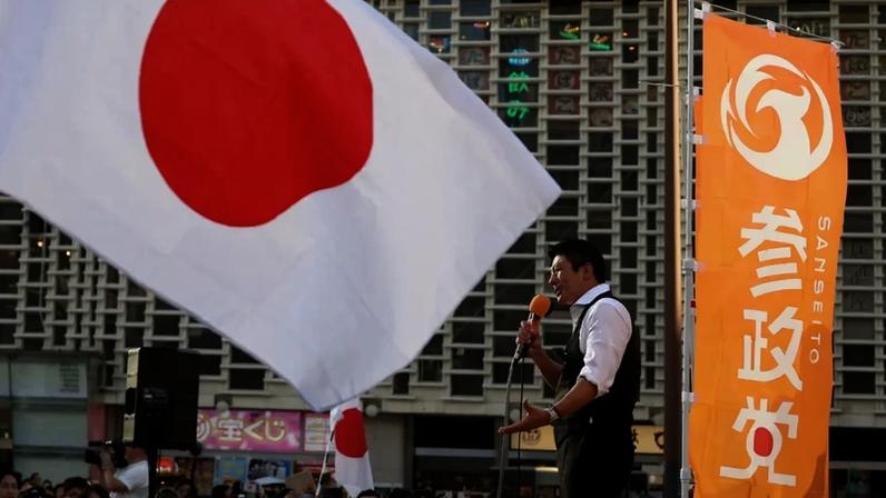 O líder do partido Sanseito do Japão, Sohei Kamiya, discursa durante o comício do partido em Tóquio, Japão, em 21 de julho de 2025, um dia após a eleição para a câmara alta. REUTERS/Kim Kyung-Hoon