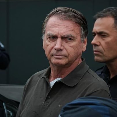 Defesa de Bolsonaro tem prazo até hoje para explicar pistola apreendida em blitz