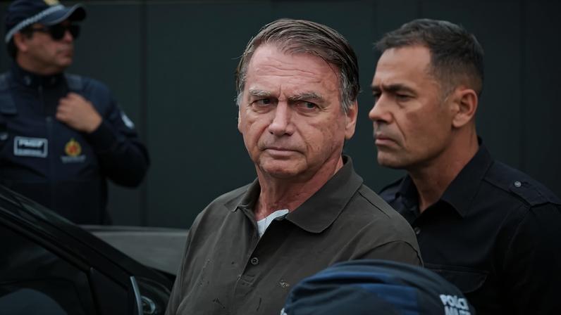 Jair Bolsonaro deixa hospital no domingo, 14 de setembro de 2025 (Foto: REUTERS/Diego Herculano)
