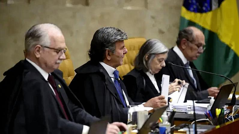 A ministra Cármen Lúcia entre os ministros Gilmar Mendes (no alto), Luiz Fux e Edson Fachin (Nelson Jr/SCO/STF/09-02-2023)