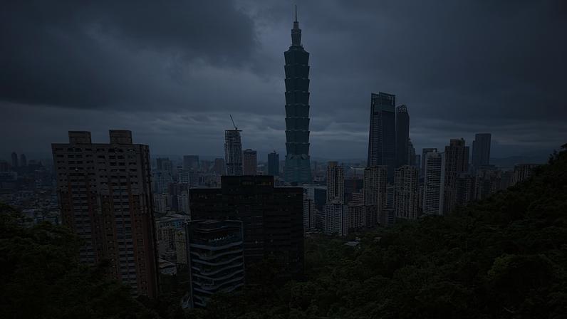 Centro financeiro de Taipé ao entardecer, símbolo do dinamismo econômico e tecnológico da capital taiwanesa