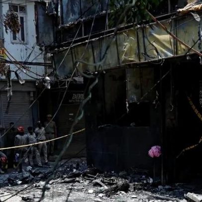 Incêndio em prédio de Nova Délhi deixa 21 mortos