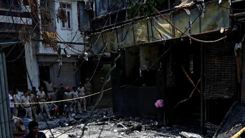 Bombeiros e policiais trabalham no local após um incêndio em um hotel em Nova Délhi, Índia, em 3 de junho de 2026. REUTERS/Adnan Abidi