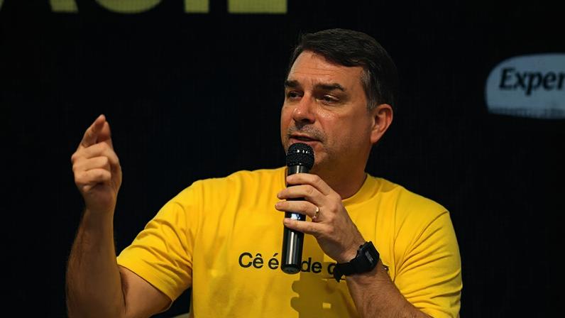 O senador e candidato à Presidência da República Flávio Bolsonaro (PL-RJ) durante evento em Contagem (MG)