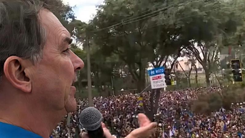 Flávio Bolsonaro durante Marcha para Jesus