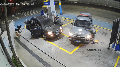 Um homem de 62 anos que era mantido refém dentro de um carro durante um roubo foi resgatado pela Polícia Militar na madrugada desta quinta-feira (4), no Jardim Monte Alegre, em Guarulhos