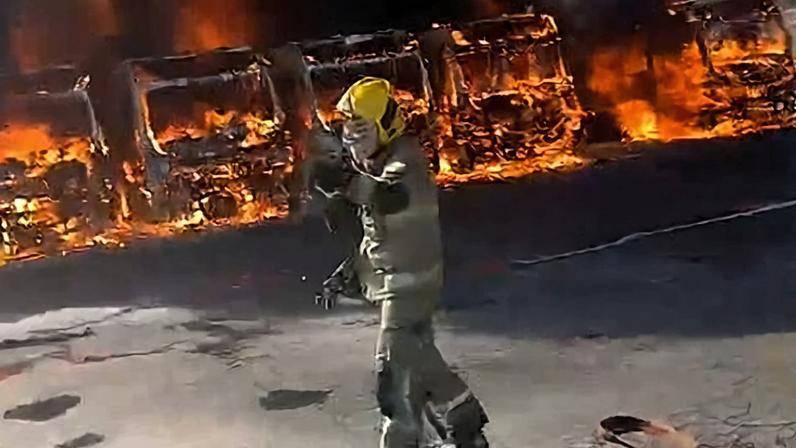 Um incêndio atingiu a garagem da Viação Anchieta, no bairro Dom Cabral, em Belo Horizonte, na tarde desta quinta-feira (5), e destruiu 27 ônibus da empresa.