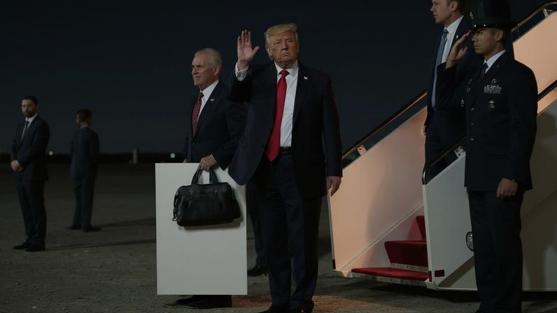 O presidente dos EUA, Donald Trump, acena ao desembarcar do Air Force One, após assistir ao Jogo 3 das finais da NBA, na Base Aérea Conjunta Andrews, Maryland, EUA, em 9 de junho de 2026. REUTERS/Nathan Howard