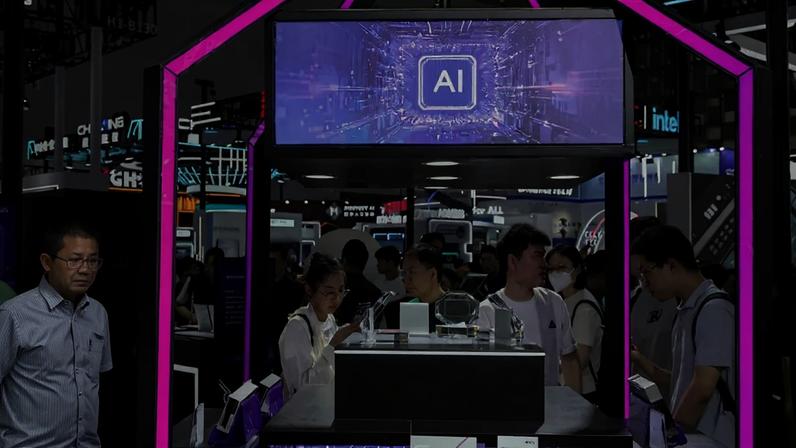 Pessoas visitam um estande da Metax durante a Conferência Mundial de Inteligência Artificial em Xangai, China, em 26 de julho de 2025 REUTERS/Go Nakamura