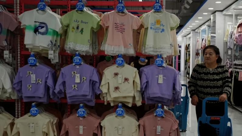 Cliente faz compras na seção de roupas infantis da loja Wankelai em Pequim 27 de fevereiro de 2025. REUTERS/Tingshu Wang