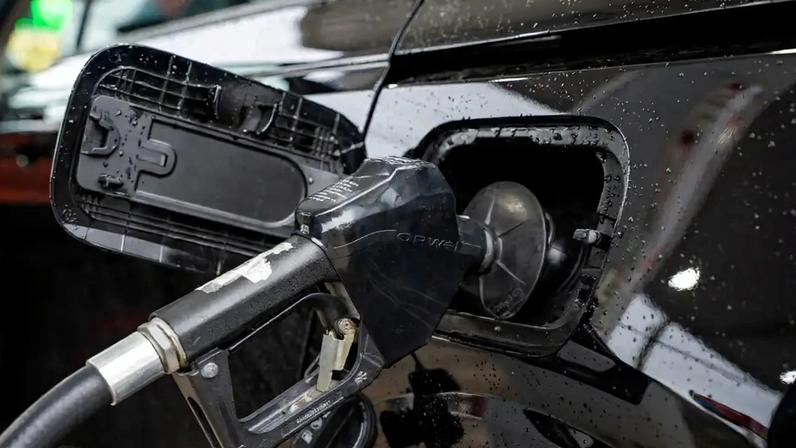Carro é abastecido com gasolina em Sunoco, EUA 21 de maio de 2026. REUTERS/Seth Herald/Foto de arquivo