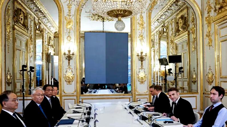 Presidente francês, Emmanuel Macron, e o vice-primeiro-ministro chinês, Zhang Guoqing, durante reunião no Palácio do Eliseu em Paris 10 de fevereiro de 2025 Mohammed Badra/Pool via REUTERS