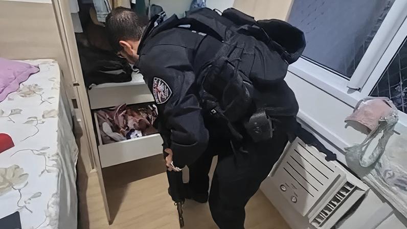 Policial realiza diligência em Jacarepaguá durante ofensiva contra integrantes de facção baiana investigada por diversos crimes.