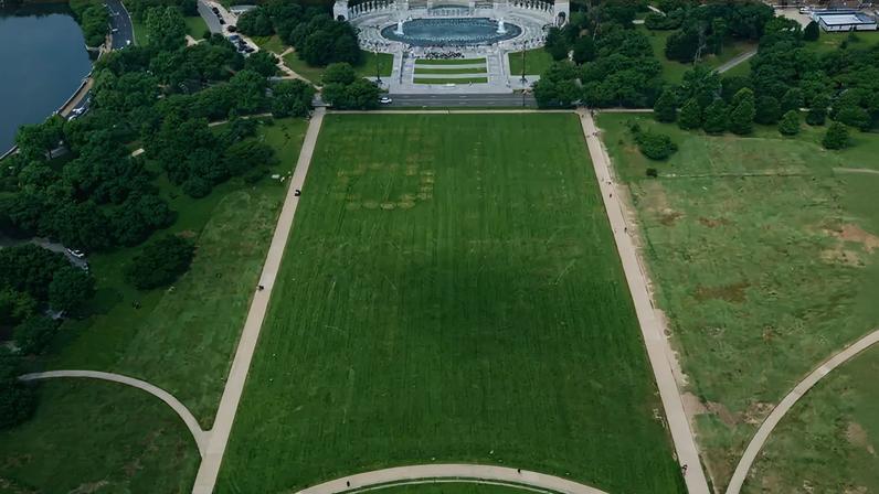 Grande traçado do termo 8647 no terreno do National Mall em Washington 11 de junho de 2026 REUTERS/ Nathan Howard