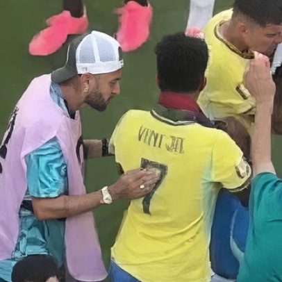 Neymar orienta Vini Jr. e Bruno Guimarães no banco durante jogo