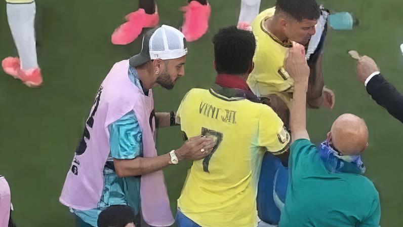 Neymar aconselha Vini Jr. durante Brasil x Marrocos