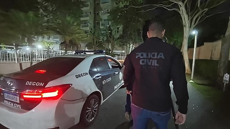 Policiais civis durante ação da Operação Estética Segura, realizada nesta segunda-feira (15) na Baixada Fluminense.