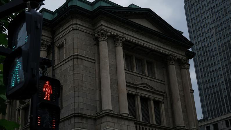 Sinais de trânsito em frente ao prédio do Banco do Japão, em Tóquio 15 de junho de 2026. REUTERS/Kim Kyung-Hoon