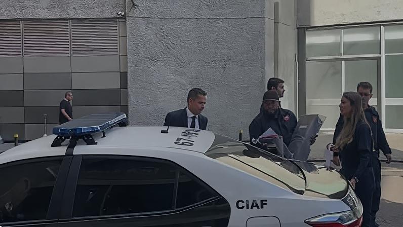 Agentes da CSI do MPRJ e da Polícia Civil durante cumprimento de mandados de busca e apreensão nesta quinta-feira (18)