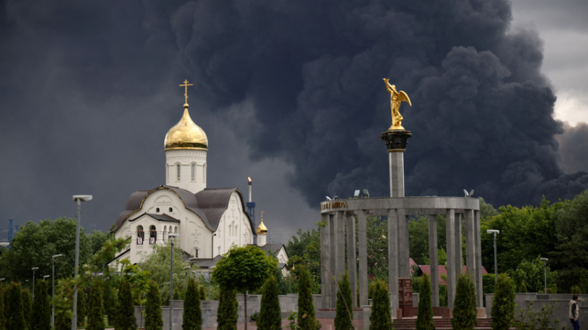Fumaça sobe de uma refinaria de petróleo após um ataque de drone ucraniano durante o conflito entre Rússia e Ucrânia, em Moscou, Rússia, em 18 de junho de 2026, nesta imagem obtida em redes sociais. REDES SOCIAIS/via REUTERS ESTA IMAGEM FOI FORNECIDA POR TERCEIROS. TPX IMAGENS DO DIA